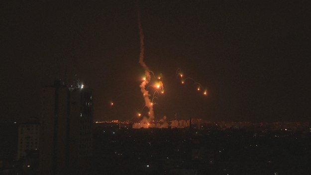 Palestyńska grupa bojowników Hamas przeprowadziła w sobotę zakrojony na szeroką skalę niespodziewany atak na Izrael, wystrzeliwując tysiące rakiet ze Strefy Gazy i wysyłając bojowników, aby zabijali lub porywali ludzi, podczas gdy Izrael odpowiadał niszczycielskimi nalotami.