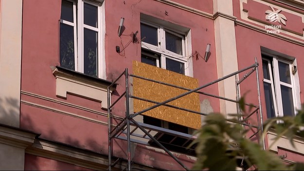 Mieszkańcy jednej z kamienic w Sosnowcu wciąż nie mogą wrócić do swoich mieszkań. Mimo, że od tragedii, w której zginęła ich sąsiadka, minął już miesiąc. Pod kobietą zerwał się balkon. Pozostałych mieszkańców ewakuowano - do czasu usunięcia wszystkich balkonów, ale nikt nie przypuszczał, że potrwa to tak długo.Materiał dla "Wydarzeń" przygotował Bartosz Mokrzycki.