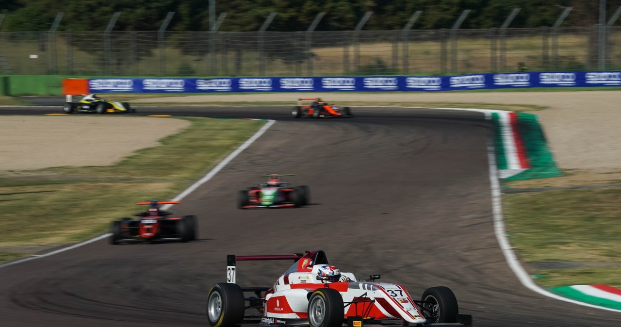 Kacper Sztuka na podium Formuły 4 Szanse na mistrzostwo ma bardzo duże