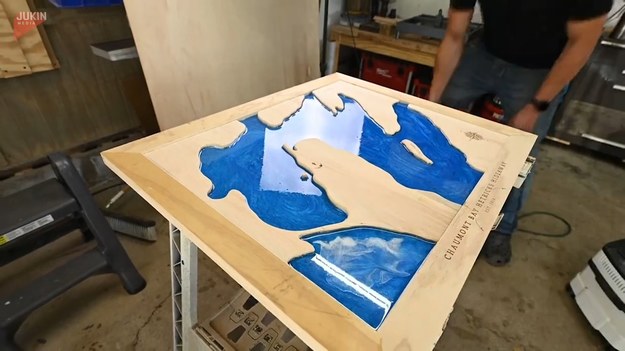 Pewien mężczyzna pochwalił się internautom swoim dziełem. Wspomagając się mapami Googla stworzył własną, realną kompozycję. Autor nagrania odtworzył zatokę Chaumont i okolice, które wchodzą w skład jeziora Ontario leżącego na granicy USA i Kanady.