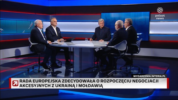 „To niewątpliwie jest wielki dzień dla Ukrainy. Wielki, ale niewystarczający z punktu widzenia faktu, że Ukraina toczy dramatyczną wojnę o niepodległość, także o prawo do dążenia aby stać się częścią zachodu. I tu trzeba liczyć na dalszy ciąg” - powiedział w programie „Prezydenci i premierzy” Bronisław Komorowski komentując decyzję Rady Europejskiej o rozpoczęciu negocjacji akcesyjnych z Mołdawią i Ukrainą. 

Sprawę negocjacji i niechęci okazywanej przez premiera Węgier, Viktora Orbana, wobec otwarcia drogi akcesyjnej dla Ukrainy skomentował Leszek Miller. „Przekupywanie Orbana nic nie da (…) to jest kolejne świadectwo, że kierownictwo Unii jest słabe i to jest zachęta dla innych naśladowców Orbana, którzy będą postępować w ten sam sposób” - powiedział były premier.