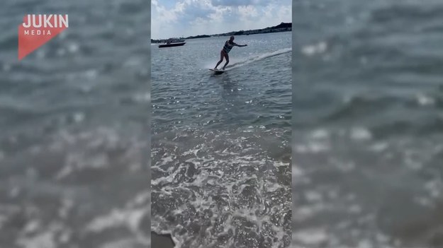 W trakcie surfowania pewnej dziewczynie zdarzył się drobny wypadek. Plan zakładał gładkie wpłynięcie na plażę. Skończyło się na twardo.