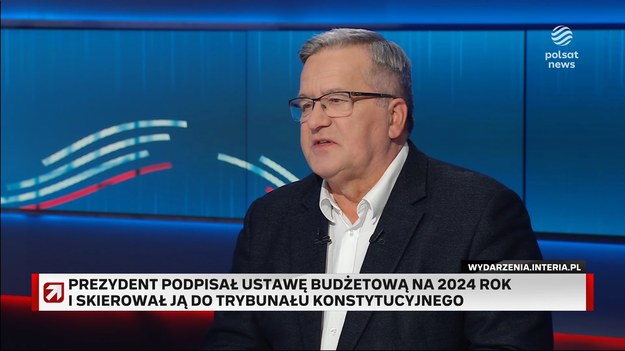 - Prezydent trochę tak "na pusto" unosi się godnością swojego urzędu - stwierdził Bronisław Komorowski, odnosząc się do równoczesnego podpisania przez prezydenta ustawy budżetowej i skierowania jej do Trybunału Konstytucyjnego.