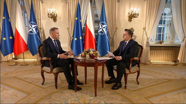 Prowadzący Bogdan Rymanowski zapytał prezydenta o sytuację na granicy z Ukrainą. Duda zaznaczył, że protesty przetoczył się przez całą Europę "od Paryża, przez Brukselę i to jest problem europejski". - Powinna go rozwiązać Komisja Europejska. (...) Ja uważam, że na tym poziomie powinny toczyć się rozmowy - podkreślił.Prezydent przekazał, że Donald Tusk przekazał, że ze stroną ukraińską są ustalone takie rozmowy pod koniec marca. - W moim przekonaniu rolnicy mają rację - powiedział Duda i przekazał, że nie wie, co właściwie miałoby być ustalone między stroną polską a ukraińską. 