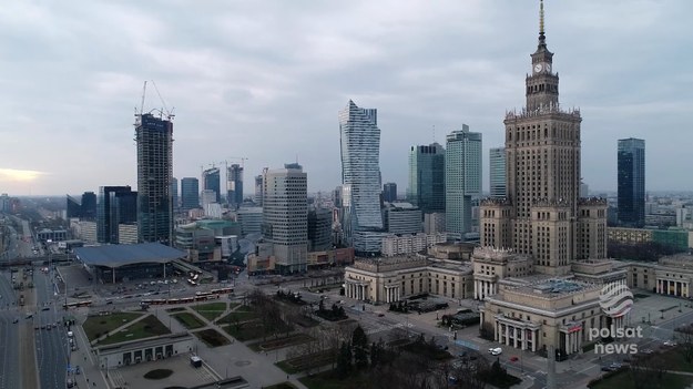 Takie zjawisko zdarza się niezwykle rzadko. Potężne sztormy nad Bałtykiem i silny wiatr w całym kraju sprawiły, że do stolicy dotarło morskie powietrze bardzo bogate w sól. - W Warszawie oddychaliśmy takim samym powietrzem jak spacerujący po plaży w Jastarni czy Krynicy Morskiej - mówią naukowcy. O czystym morskim powietrzu wśród warszawskich blokowisk opowiedział Marcin Szumowski.