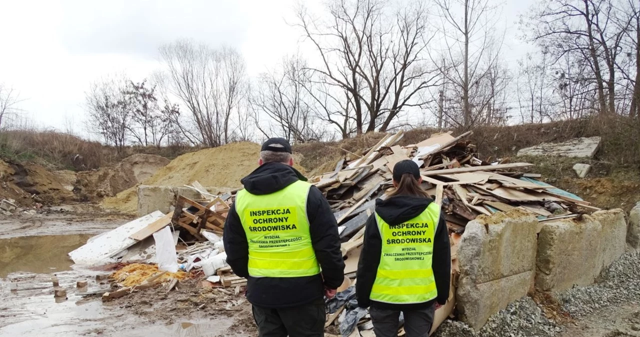 Nielegalne wysypisko nad rzeką we Wrocławiu Śmieci uszkodziły wał