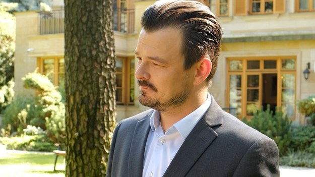Dawid Ogrodnik wcielił się w jedną z głównych postaci w nowym serialu "Zdrada". Produkcja łączy w sobie elementy kryminału, thrillera i produkcji obyczajowej. Aktor w rozmowie z Interią opowiedział o roli. Serial będzie miał premierę w serwisie Polsat Box Go.