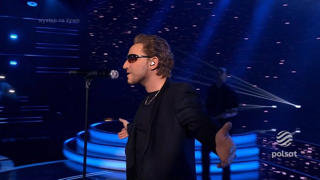Przepiękny, romantyczny hit Bono z U2 „ One” trafił do Mateusza Ziółko, który mógł wreszcie odsapnąć po wcześniejszych kobiecych rolach.„Twoja Twarz Brzmi Znajomo” w piątek o godz. 20.05 w Polsacie.