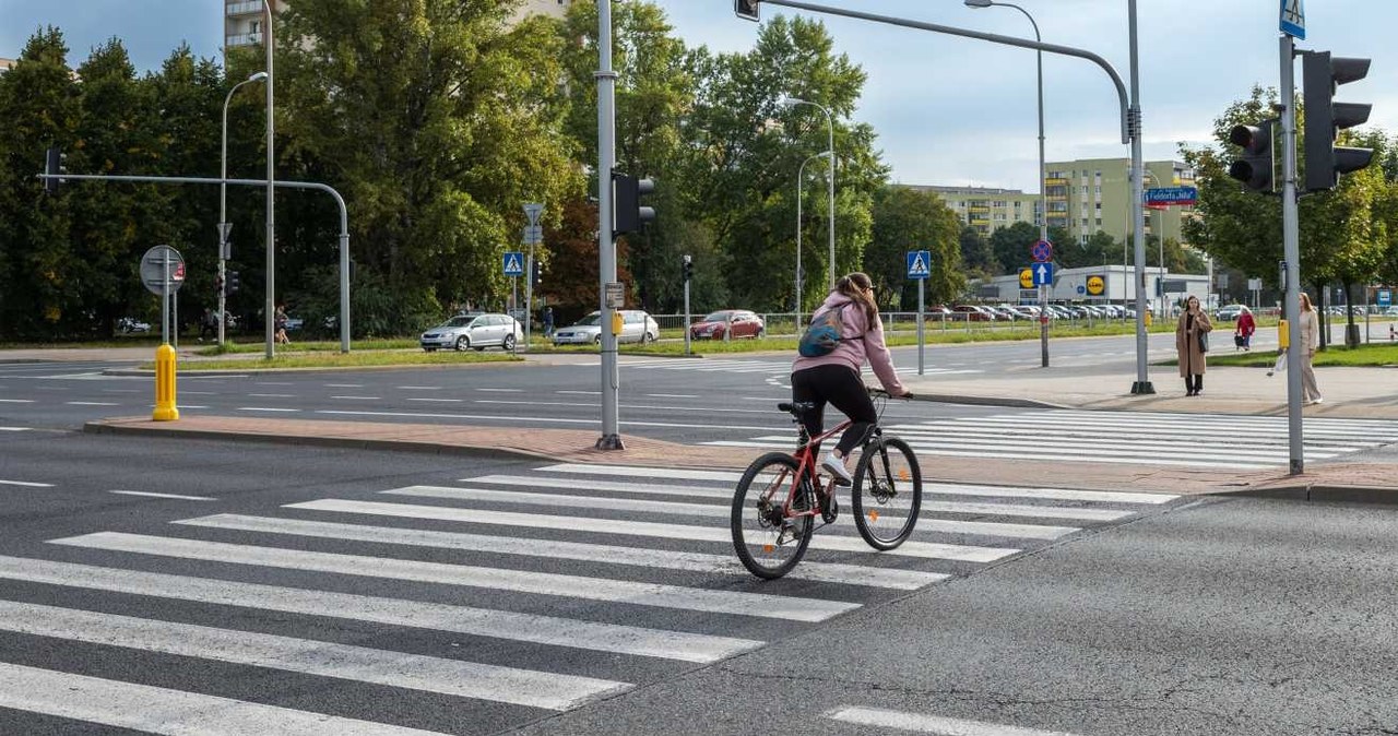 Czy rowerzysta może jechać po przejściu dla pieszych Nie ale są