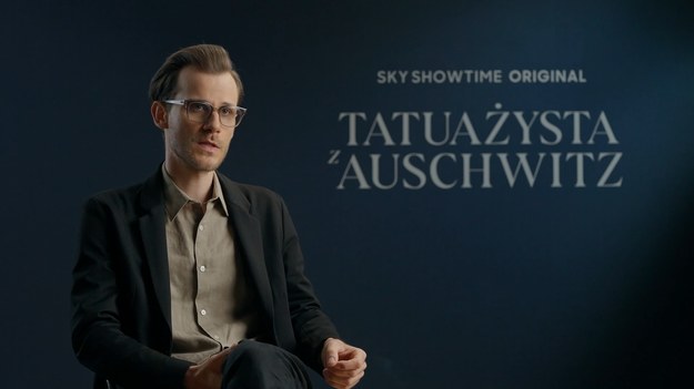 Marcel Sabat w serialu „Tatuażysta z Auschwitz” wcielił się w postać Tomasa. W rozmowie z Justyną Miś z Interii opowiada o kulisach angażu do międzynarodowej produkcji oraz przygotowaniach do roli. Serial od 7 czerwca można oglądać na platformie SkyShowtime.