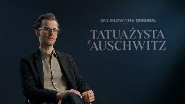 Marcel Sabat w serialu „Tatuażysta z Auschwitz” wcielił się w postać Tomasa. W rozmowie z Justyną Miś z Interii opowiada o pracy na planie międzynarodowej produkcji. Serial od 7 czerwca można oglądać na platformie SkyShowtime.