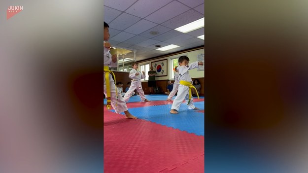 Dzieci trenują taekwondo. Motywujące.