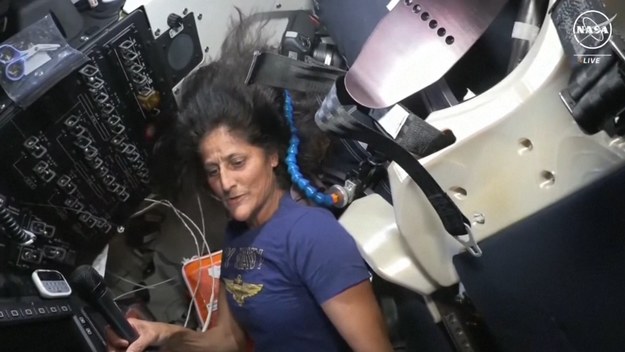 Amerykańscy astronauci Butch Wilmore i Sunita Williams mieli spędzić kilka dni na Międzynarodowej Stacji Kosmicznej. Jednak problemy techniczne spowodowały, że astronauci spędzą pewnie Boże Narodzenie i Nowy Rok w kosmosie. Na Międzynarodowej Stacji Kosmicznej znajduje się obecnie siedem osób. Rakieta SpaceX dostarczyła nowo przybyłym więcej żywności i odzieży. NASA bada możliwości sprowadzenia dwójki astronautów na Ziemię. Jedną z rozważanych opcji jest dołączenie pary do nadchodzącej misji SpaceX zaplanowanej na wrzesień 2024 r. Powrót planowany jest na luty 2025 r.