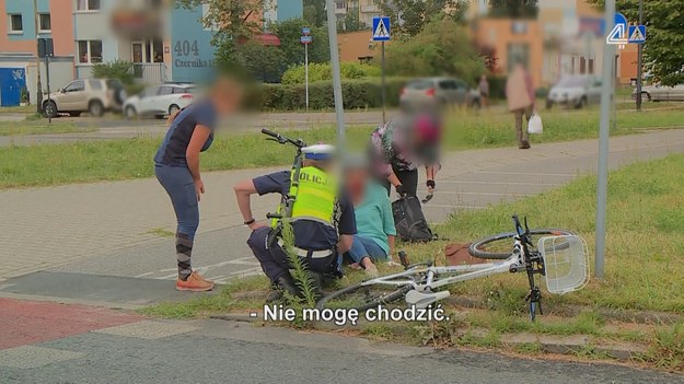 Na jednym z łódzkich skrzyżowań doszło to bardzo poważnego zdarzenia. Prowadząca Peugeota kobieta potrąciła rowerzystkę. Cyklistka jest mocno poobijana i bardzo źle się czuje. Jeden z policjantów udzielił kobiecie pierwszej pomocy, do czasu przyjazdu pogotowia. 

(Fragment programu "Stop drogówka").
