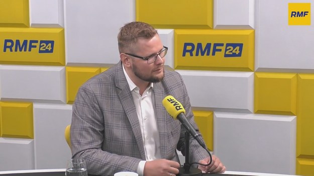 "W końcu gumisie z prokuratury - tak ich nazywam - doczytali kodeks postępowania karego i wiedzą, jak prawidłowo wyznaczać terminy" - tak w Porannej rozmowie w RMF FM były wiceminister sprawiedliwości Michał Woś mówił o swoim dzisiejszym wezwaniu do Prokuratury Krajowej na godz. 10. Polityk Suwerennej Polski odnosił się też do ewentualnego przyłączenia SP do PiS-u. Według niego na razie w tej sprawie zostały wysłane sygnały, żadnych dat nie ma. Zachwalał również Patryka Jakiego jako ewentualnego kandydata Zjednoczonej Prawicy na prezydenta.