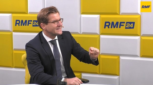 "Polska jest krajem na dorobku, który musi inwestować, a nie zaciskać pasa" - mówił ekonomista Marcin Piątkowski gość Porannej rozmowy w RMF FM. Stwierdził także, że przyszłoroczny budżet jest przełomowy. Do tej pory żyliśmy w obawie, że jeśli zwiększymy finansowanie, to staniemy się drugą Grecją. Według gościa Roberta Mazurka, to myślenie w końcu się zmieniło.