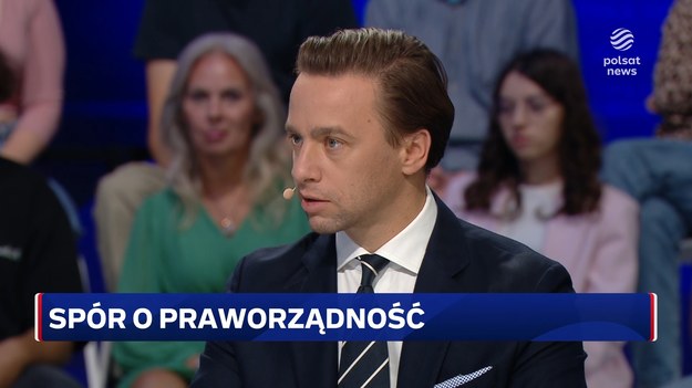 - Uważam, że obecny rząd jeszcze bardziej nagina reguły niż rząd poprzedni, reguły konstytucyjne, których mieli bronić - oświadczył w programie "Lepsza Polska" wicemarszałek Sejmu Krzysztof Bosak. Jak dodał, obecna władza jest dużo słabsza niż poprzednia, bo nie ma po swojej stronie prezydenta. Jego zdaniem, "dla dobra Polski" przyszły prezydent powinien pochodzić z innego obozu.