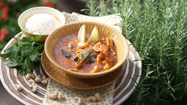 Olej rozgrzać w rondlu lub na dużej patelni i podsmażyć na nim pokrojoną w kostkę cebulę. Dodać pastę curry. Wymieszać. Filet pokroić w paski. Wrzucić do garnka. Smażyć przez chwilę. Zalać mleczkiem kokosowym i rosołem. Doprawić solą. Dorzucić liście kaffiru. Przykryć i dusić prawie do miękkości. Dolać przecier pomidorowy. Zakwasić sokiem z cytryny. Wrzucić orzechy nerkowca. Wymieszać i podgrzewać przez kilka minut. Curry nałożyć do miseczki. Podawać z ryżem. Udekorować cząstkami limonki i kolendrą lub natką pietruszki.
SKŁADNIKI
•  filet z piersi kurczaka
•  1 cebula
•  2 łyżki - oleju ryżowego
•  1 łyżka - czerwonej pasty curry
•  1 szklanka - mleczka kokosowego
•  1 szklanka – rosołu
•  sól
•  kilka liści kaffiru 
•  ½ szklanki - przecieru pomidorowego 
•  1 łyżka - soku z cytryny
•  garść orzechów nerkowca
DO PODANIA
•  ryż jaśminowy
•  limonka 
•  kolendra lub natka pietruszki
