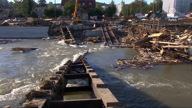 Lawinowo  rośnie liczba powodziowych strat na Dolnym Śląsku. To już nie 3,5 miliarda, ale dziś już blisko 5,5 miliarda złotych. Wielka woda zniszczyła 11 tysięcy budynków, poszkodowanych jest 60 tysięcy ludzi. Wielu z nich jeszcze nie zdążyło  rozpocząć sprzątania swoich domów, a co za tym idzie policzyć swoich strat. Dla ''Wydarzeń'' Paulina Rutkowska.