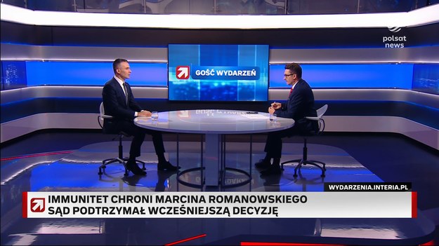 Prowadzący "Gościa Wydarzeń" Grzegorz Kępka przytoczył stanowisko Bartosza Lewandowskiego, obrońcy Romanowskiego, który zapowiedział złożenie wniosku o umorzenie całego postępowania. Jak argumentuje prawnik, nie można stawiać zarzutów osobie mającej immunitet.- Taki wniosek nie jest zasadny. Nie doszło do skutecznego przedstawienia zarzutów. Jeżeli istnieje immunitet to on jest przesłanką, która tamuje możliwość wykonywania określonych czynności procesowych. Gdyby teraz doszło do umorzenia to trzeba byłoby przyjąć, że wobec pana Romanowskiego nie można prowadzić żadnego postępowania. To jest oczywiście absurdalne twierdzenie - ocenił Przemysław Rosati, prezes Naczelnej Rady Adwokackiej.