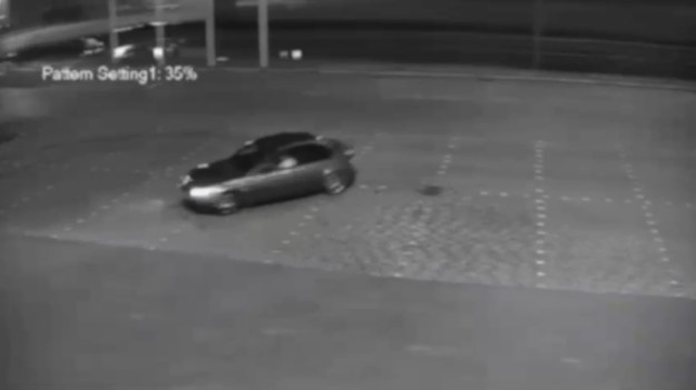 18-letni kierowca pomylił parking z torem wyścigowym, na którym dwa razy dzień po dniu „ćwiczył” jazdę bokiem. Młody kierowca został surowo ukarany za swój wybryk dwoma mandatami na kwotę 400 złotych i 30 punktami karnymi. Policja wystąpiła również z wnioskiem o kontrolne sprawdzenie kwalifikacji w związku z przekroczeniem przez kierującego 24 punktów karnych, dlatego młody kierowca przez najbliższy czas będzie musiał zapomnieć o kierowaniu swoim BMW.