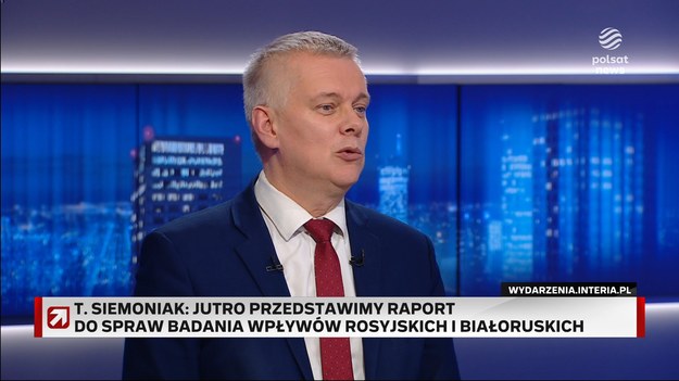 - Za rządów PiS odwrócono różne pojęcia, natomiast postać Macierewicza w opinii publicznej to nie kwestia ostatnich dwóch-trzech dni tylko lata szkodzenia Polsce - powiedział w "Gościu Wydarzeń" Tomasz Siemoniak. W ten sposób odniósł się do raportu komisji ds. badania wpływów rosyjskich. Ten ma zostać zaprezentowany w środę. Na początku gość Bogdana Rymanowskiego został zapytany o deportację Pawła Szopy z Dominikany. Minister spraw wewnętrznych i administracji stwierdził, że to "duże osiągnięcie służb, policji, prokuratury i służb konsularnych". - Paweł Sz. jest kluczową postacią w aferze RARS-u, gdzie wytworzono patologiczny mechanizm - stwierdził gość Polsat News, zaznaczając, że zeznania Szopy będą "niesłychanie ważne" i liczy na to, iż do Polski szybko trafi również były prezes RARS, Michał K. Szef MSWiA pytany był również o raport ws. wpływów rosyjskich, który wkrótce ma ujrzeć światło dzienne. - Raport został przedstawiony premierowi i ministrowi sprawiedliwości. (...) Ten raport jest bardzo profesjonalny, tam nie ma emocji i przymiotników, tylko dużo konkretów - ocenił. Tomasz Siemoniak wskazał również, że politycy PiS powinni poczekać z opiniami na przedstawienie raportu i wówczas skomentują fakty, z którymi "będą musieli się zmierzyć". Odparł przy tym zarzuty o pisanie raportu pod tezę i walkę z politycznymi przeciwnikami. - Jeśli zarzuty są poparte jakimiś dowodami, to mają sens. Kiedyś zarzuty wobec Donalda Tuska (o zdradę dyplomatyczną - red.) były absurdalne i nawet posłuszna PiS prokuratura nie była w stanie nic z tego wyprowadzić. Za rządów PiS odwrócono różne pojęcia, natomiast postać Macierewicza w opinii publicznej to nie kwestia ostatnich dwóch-trzech dni tylko lata szkodzenia Polsce - powiedział.