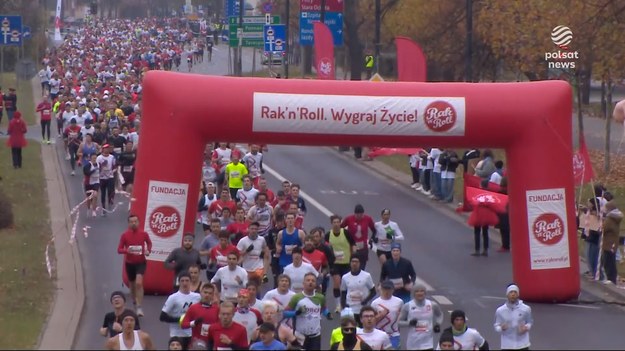 Świętować można nie tylko idąc w marszu. Są tacy, którzy wolą szybsze tempo. Punktualnie o 11:11 w stolicy wystartował bieg niepodległości. Na trasie kilkanaście tysięcy uczestników. O biegu Magdalena Janik.