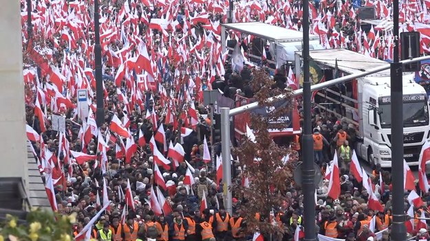 Po godz. 14.30 ulicami Warszawy ruszył Marsz Niepodległości. Jak co roku, pochód idzie Alejami Jerozolimskimi i mostem Poniatowskiego ma dotrzeć po około dwóch godzinach na błonia Stadionu Narodowego. Na trasie przemarszu rozstawione zostały metalowe barierki, widać znaczne siły policji, a także Straży Marszu Niepodległości. Wydarzenie zakończy się około godz. 20. Prezes Stowarzyszenia Marsz Niepodległości Bartosz Malewski przypomniał, że tegoroczne hasło Marszu - "Wielkiej Polski moc to my" - to fragment hymnu młodych z 1926 roku autorstwa Jana Kasprowicza. Funkcjonariusze policji musieli interweniować jeszcze zanim marsz ruszył. Zabezpieczyli m.in. 129 rac i blisko 300 petard. "Wśród zabezpieczonych przedmiotów znajdowały się również pałki teleskopowe i kastet" - przekazała stołeczna komenda. Organizatorzy podali informację, że według ich statystyk, w marszu ma wziąc udział ok. 100 tys. osób.