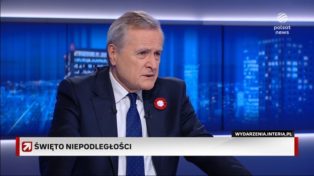 - Byłem na Marszu Niepodległości. To bardzo piękne wydarzanie w Święto Niepodległości - powiedział w "Gościu Wydarzeń" były wicepremier i minister kultury w rządzie PiS prof. Piotr Gliński. Jak dodał, w ten dzień warto być razem z innymi osobami, które manifestują swój patriotyzm. - Na marszu widziałem pełne spektrum społeczne. Bardzo dobrze, że w świątecznej atmosferze i bez prowokacji się odbyło to wydarzenie - przekazał polityk. Prowadzący Grzegorz Kępka zapytał gościa o wpis Donalda Tuska. Premier z okazji 11 listopada napisał, że "Polska silna, dobrze uzbrojona i zjednoczona wokół sprawy suwerenności i bezpieczeństwa to nasze wspólne narodowe zadanie". - Ważne w polityce są działania, a nie słowa - skomentował polityk PiS. - Tusk jest znany z tego, że jego słowa się często rozmijają z rzeczywistością - dodał. - My prowadząc Polskę w stronę ambitnego rozwoju, realizowaliśmy projekty suwerenności energetycznej - zaznaczył Gliński. Jak wyjaśnił polityk PiS, Tusk był temu przeciwny. - On był, może ukrytym, zwolennikiem Nord Streamu. Najpierw musiałby udowodnić, ze jest za taką polityką. Dopiero potem bym w to uwierzył - powiedział. Gliński odniósł się do krytyki Sławomira Mentzena dotyczącego poprzednich rządów. Lider Konfederacji stwierdził, że "dziwi się politykom PiS, że nie jest im wstyd przychodzić na Marsz Niepodległości". Mentzen wypomniał PiS, że "robili wszystko aby ograniczać suwerenność" m. in. zgodzili się na powiązanie pieniędzy KPO z praworządnością. - To była gra z Unią Europejską. On zaś nigdy nie brał odpowiedzialności za Polskę. Bardzo łatwo mu recenzować w sposób fałszywy i radykalny - dodał.