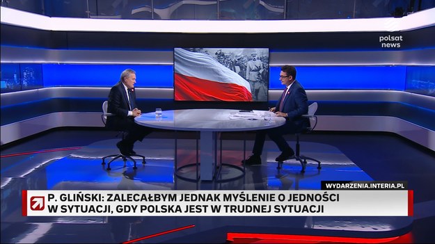 Piotr Gliński skomentował obecną sytuację kraju. W jego ocenie Polska jest teraz w trudnym momencie. - Rządzą nami ludzie, którzy w pięknych słowach opowiadają o odpowiedzialności za kraj, ale kasują wielkie projekty np. CPK - wyliczył minister. Jak dodał, polskie szanse są zaprzepaszczane przez koalicję. - Dodatkowo jest fatalna sytuacja gospodarcza. Takich deficytów nie było w budżecie. To jest jazda bez trzymanki - ostrzegł Gliński. - Polska jest teraz prowadzona przez koalicję, która jest koalicją zewnętrzną w dużej mierze - powiedział Gliński. Dopytany czy to znaczy, że są oni zdrajcami, gość stwierdził, że "nie chce ich tak określać". - Ale niepokoi mnie rząd, który zamyka nasze szanse rozwojowe - wyjaśnił. Gliński skomentował także wygraną Donalda Trumpa w wyborach w USA oraz to, że Andrzej Duda rozmawiał z prezydentem-elektem. - To bardzo dobra wiadomość. Ale my musimy liczyć przede wszystkim na siebie. Polska musi być suwerennym państwem - zaznaczył gość. - Oczywiście, liczymy na dobry sojusz z USA. Za rządów PiS te związki były zacieśniane - przypomniał Gliński. - Trump nie rozwiąże polskich spraw. Ale będzie stwarzał wiele szans, które powinniśmy wykorzystać - dodał. Polityk zaznaczył, że wygrana Trumpa w USA to zmiana "świadomościowa i kulturowa". - Ostatnio świat przechylił się w stronę lewicowo-liberalną. Te wszystkie pułapki, ten przechył cywilizacji, to było bardzo niebezpieczne - przekazał Gliński. - A wygrana Trumpa równoważy wpływy różnych sił politycznych - podsumował.