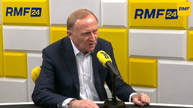 "Z całą pewnością marsz był spokojny" – powiedział w Popołudniowej rozmowie w RMF FM wiceminister spraw wewnętrznych i administracji Czesław Mroczek, komentując Marsz Niepodległości, który 11 listopada przeszedł ulicami Warszawy. Polityk wyliczył, że wydarzenie zabezpieczało ponad 5 tys. policjantów. Odnosząc się do akcji protestacyjnej mundurowych, stwierdził, że "wiemy, na kim można polegać w tej służbie". Podziękował "wszystkim, którzy sumiennie wypełniali swoje obowiązki". Poseł KO mówił także, że w tym roku więcej policjantów zostanie przyjętych, niż odejdzie ze służby. "Budżet policji na 2025 r. będzie o 6 mld wyższy w stosunku do tego z 2023 r." – wskazywał Mroczek. Poseł zapowiedział także rozwiązania wycelowane w piratów drogowych.