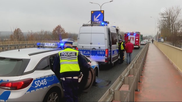 Mokra droga, przymrozek i serie kolizji w Świętokrzyskiem i na Podkarpaciu. Ale trudne warunki panują w niemal całym kraju. Kierowcy nie przyzwyczaili się jeszcze do zmiany aury. Nie wszyscy wymienili też opony, a jak widać nie ma na co czekać. Materiał dla "Wydarzeń" przygotowała Daria Sieńkowska. 