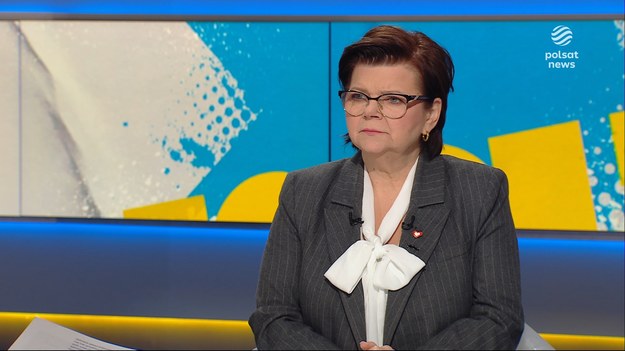 Izabela Leszczyna wyjaśniła, dlaczego minister finansów wciąż nie zaakceptował finansowania w budżecie dla NFZ. - Pan minister finansów ma pewne zastrzeżenia wynikające z tego, że ustawa o minimalnym wynagrodzeniu wchodzi w życie w połowie roku i zwykle jest tak, że my właściwie w roku 2024 nie znamy skutków dokładnych tego, co wydarzy się w połowie przyszłego roku. Minister finansów uważa, że to jest złe rozwiązanie i z tego wynika barak podpisu - powiedziała. - Trudno wprowadzać korektę do ustawy, która zupełnie w oderwaniu od roku budżetowego wprowadza podwyżki w połowie roku. Będę rozmawiała i już rozmawiam z Naczelną Izbą Lekarską i pielęgniarkami, żebyśmy się zastanowili, czy na pewno podwyżki dla medyków musimy wprowadzać w połowie roku, a nie jak w całej budżetówce od 1 stycznia - dodała. Minister została zapytana również o to, ile na dziś brakuje pieniędzy w NFZ. - Ponieważ w nowelizacji mamy dotację w wysokości miliard 200 milionów z budżetu państwa, w sumie ponad 21 miliardów dołożyliśmy w tym roku do planu, który zostawił nam PiS, ja w swoim budżecie w części 46 znalazłam około 800 milionów, to więc dwa miliardy jeszcze dostanie NFZ i zgodnie z zapewnianiami kierownictwa NFZ, to wystarczy, żeby zapłacić nadwykonania - zapewniła.