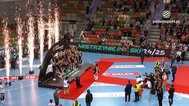 W załączonym materiale wideo prezentujemy ceremonię medalową ORLEN Superligi Kobiet. Zawodniczki Zagłębia Lubin otrzymała medale za zdobycie mistrzostwa Polski. 