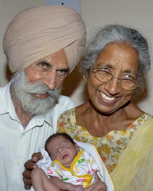 72-latka jest obecnie jest najstarszą na świecie kobietą, która wydała na świat dziecko /AFP