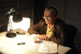Ada Mielcarz (Justyna Schneider) i Maciej Wolski (Marcin Bosak) trafią na bankiera w dosyć nietypowych okolicznościach. W przeszukiwanym mieszkaniu zobaczą zakneblowanego i związanego właściciela Jędrasika (Artur Krajewski). Z toalety jakby nigdy nic wyjdzie bankier. Mina mu zrzednie, gdy policjanci wylegitymują się. 
- Będzie miał pietra - zdradza Jerzy Bończak.
- Bo to mój bohater będzie stał za związaniem i pobiciem Jędrasika. Między innymi w taki sposób egzekwuje długi. 