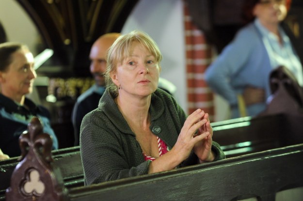 Agnieszka Mandat często spotyka się z wyrazami uznania za rolę Kaśki. 
- Ludzie doceniają mnie w przemiły sposób, gratulują kreacji trudnej do zagrania postaci - mówi. - Ale o kółku wielbicieli nie może być tutaj jednak mowy (śmiech).
Do roli Kaśki aktorka przygotowywała się skrupulatnie przed zdjęciami do pierwszej transzy. 
- Szukając klucza do mojej postaci, uczestniczyłam przez trzy miesiące w zajęciach w zakładzie opieki społecznej - wspomina. - Mając kontakt z niepełnosprawnymi, zrozumiałam, że to ludzie, którzy potrzebują bliskości i akceptacji. Są prostolinijni, bardzo emocjonalni. Mam nadzieję, że udaje mi się to przekazać przez granie Kaśki.
