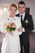 Aktorka Katarzyna Zielińska, czyli Marta Walawska z "Barw szczęścia" wyszła za mąż! Na razie tylko w serialu. Poślubiła swojego partnera Roberta, w którego wciela się Marcin Czarnik.

Marta Walawska sama oświadczy się Robertowi, nie czekając na ruch z jego strony. On za to weźmie na siebie załatwienie wszystkich formalności. Jakież będzie zdziwienie dziennikarki, gdy ukochany po powrocie do domu poinformuje ją, że ma dla niej nie lada niespodziankę.


- Pobieramy się już za tydzień! - usłyszy z ust Romanowskiego.