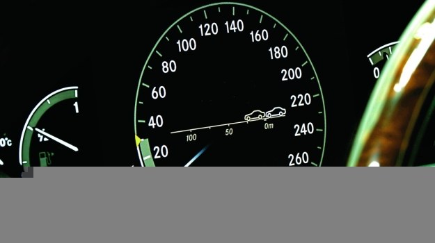 Aktywny tempomat drugiej generacji może w razie potrzeby wyhamować auto aż do zatrzymania bez udziału ze strony kierowcy. /Mercedes