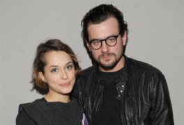 Aleksandra i Antoni wcielają się w „Big Love” w parę, którą łączy wielkie pożądanie. Emilia (Ola Hamkało) ma 16 lat, gdy poznaje o siedem lat starszego przystojnego Maćka (Antoni Pawlicki). Chłopak otwiera przed nią świat pełen namiętności i buntu wobec konserwatywnych zasad. Emilia porzuca rodzinny dom, by zamieszkać z ukochanym, zaczyna śpiewać, co zawsze było jej największym marzeniem, zakłada zespół, z którym odnosi pierwsze sukcesy na scenie. To oddala ją od Maćka, który nie potrafi znieść jej coraz większej samodzielności. Początkowo zakompleksiona dziewczyna przekształca się w pewną siebie i wyzywającą kobietę. Z czasem wielkie uczucie zmienia się w toksyczną, uzależniającą grę. Miłość Maćka staje się obsesją, a Emilia ucieka w ramiona innych mężczyzn. Odsuwając się od siebie, nie potrafią zerwać łączącej ich więzi, co ostatecznie prowadzi do dramatycznego finału.
