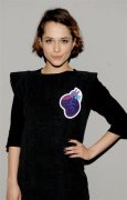 Aleksandra i Antoni wcielają się w „Big Love” w parę, którą łączy wielkie pożądanie. Emilia (Ola Hamkało) ma 16 lat, gdy poznaje o siedem lat starszego przystojnego Maćka (Antoni Pawlicki). Chłopak otwiera przed nią świat pełen namiętności i buntu wobec konserwatywnych zasad. Emilia porzuca rodzinny dom, by zamieszkać z ukochanym, zaczyna śpiewać, co zawsze było jej największym marzeniem, zakłada zespół, z którym odnosi pierwsze sukcesy na scenie. To oddala ją od Maćka, który nie potrafi znieść jej coraz większej samodzielności. Początkowo zakompleksiona dziewczyna przekształca się w pewną siebie i wyzywającą kobietę. Z czasem wielkie uczucie zmienia się w toksyczną, uzależniającą grę. Miłość Maćka staje się obsesją, a Emilia ucieka w ramiona innych mężczyzn. Odsuwając się od siebie, nie potrafią zerwać łączącej ich więzi, co ostatecznie prowadzi do dramatycznego finału.