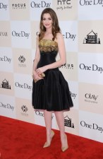 Anne Hathaway w sukniach od McQueena