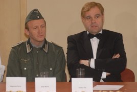 Artur Barciś "von Thorgelsund" i Cezary Żak "Pułkownik Jabłuszenko"; Konforencja prasowa serialu komediowego "Halo Hans!" (parodii "Stawki większej niż życie"); Warszawa, 12-12-2006. 
