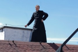 Artur Żmijewski twierdzi, że Mateusz to ksiądz, „który robi fajne rzeczy”.