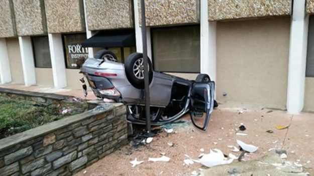 Audi Q5 całkiem dobrze zniosło upadek /Fot. Policja Baltimore /