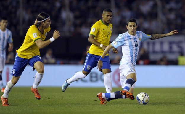 Brazylijczycy Filipe Luis (z lewej) i Douglas Costa oraz Argentyczyk Angel di Maria (przy pice) /AFP
