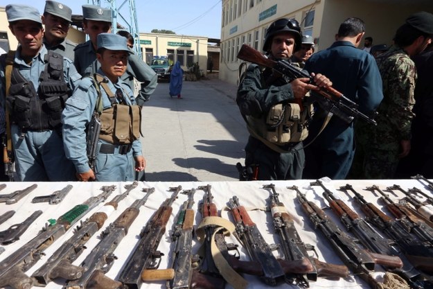 Broń zarekwirowana przez afgańskie siły bezpieczeństwa /JALIL REZAYEE    /PAP/EPA