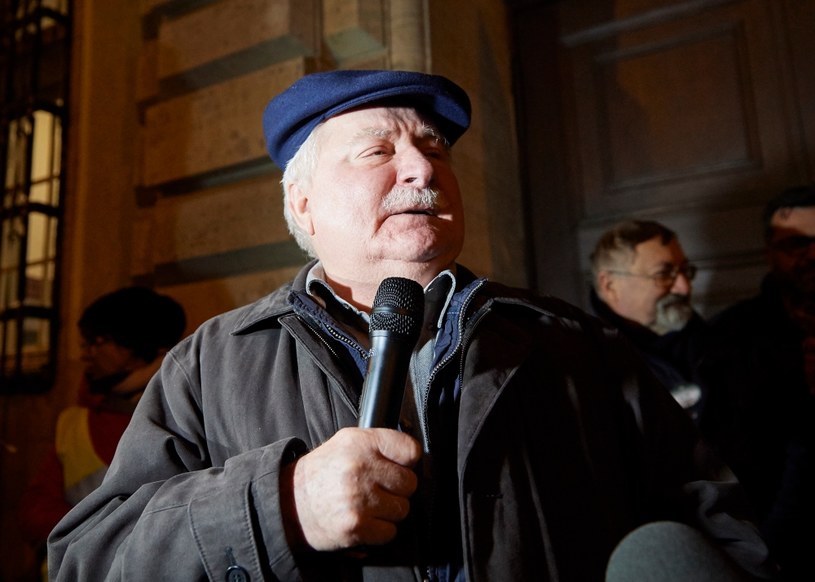 Były prezydent RP Lech Wałęsa przemawia podczas manifestacji