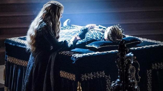 Cerseia (Lena Headey) przy ciele zmarłego syna. Za chwilę pojawi sie jej brat i kochanek... /materiały prasowe