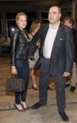 Cezary Żak, czyli Paweł i Piotr Kozioł z „Rancza”, zaprosił na najnowszą premierę w Och-Teatrze uroczą dziewczynę. Nie musiał jej nikomu przedstawiać, bo wystarczyło jedno spojrzenie, by nie mieć żadnych wątpliwości, że towarzysząca mu młoda kobieta to jego córka Aleksandra. Wszyscy zauważyli niezwykłe podobieństwo między nimi.